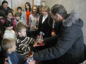 Подарунки найменшим вручає Ляпкало А.М.