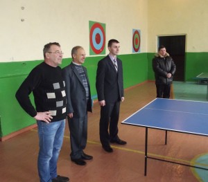 Голова РДА Олександр Манчук вітає учасників чемпіонату села Ковтуни з настільного тенісу